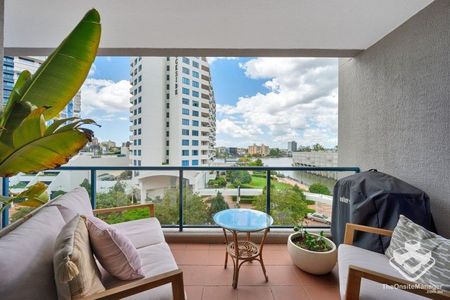 SPACIOUS APARTMENT WITH RIVER VIEW - Photo 3