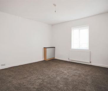 Higher Market Street, Farnworth - Photo 4