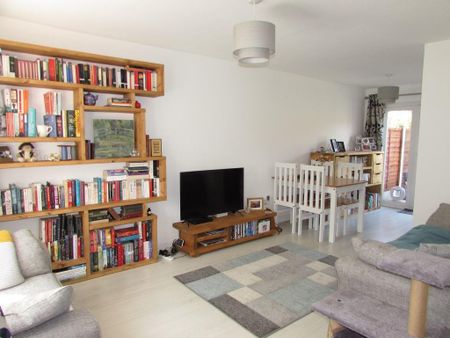 2 bedroom mews to rent - Photo 3