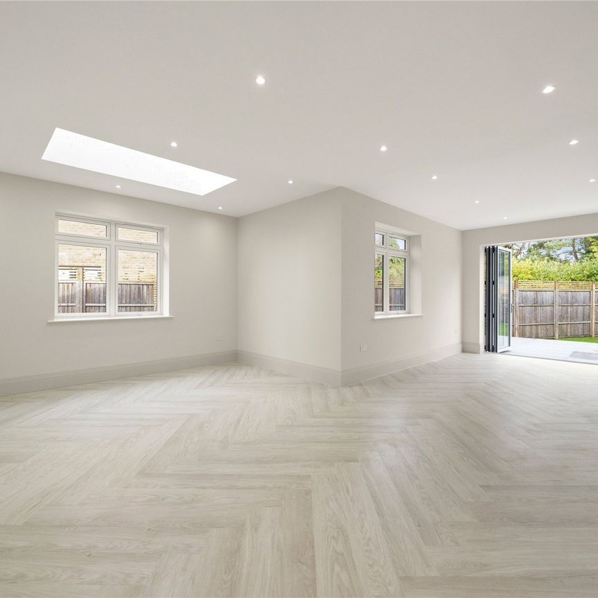 Queens Road, Hersham, KT12 - Photo 1