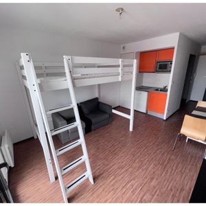 1 PIECE 20 M2 STUDIO MEUBLE PRES D'ARENES AU PIED DE L ARRET DE TRAM GARCIA LORCA - Photo 2