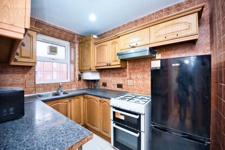 3 bedroom flat to rent - Photo 4