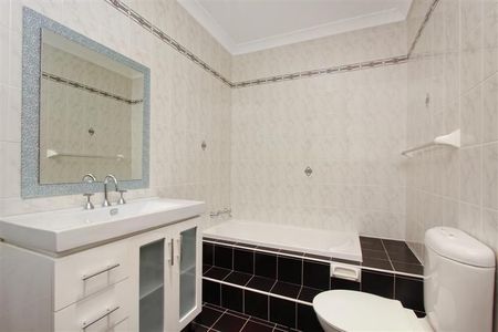 3 Bedroom Duplex in Prime Location - Photo 3