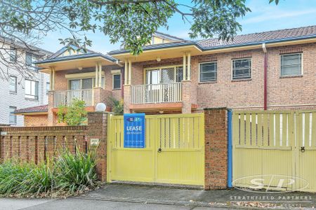 Walk to the station | Modern Townhouse - Photo 4