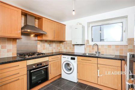 2 bedroom flat to rent - Photo 2