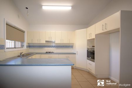 FOUR BEDROOM HOME IN PREMIUM LOCATION - Photo 5
