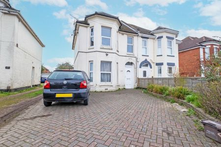 Large student house Stewart Road - Photo 2