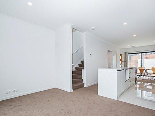Tri-Level Townhouse in a Prime North Canberra Location! - Photo 1