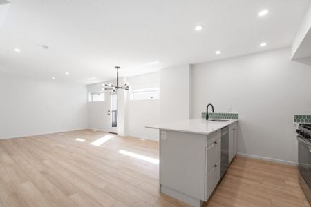 Edmonton Unfurnished townhouse Rental in Parkdale - BRAND NEW Modern Main-floor with Private Patio, Quartz Kitchen & Transit Access - Photo 2