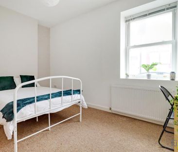 4 bedroom end of terrace house to rent - Photo 6