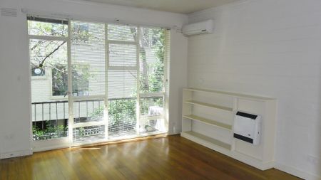 ONE BEDROOM APARTMENT IN AN EXCELLENT LOCATION - Photo 3