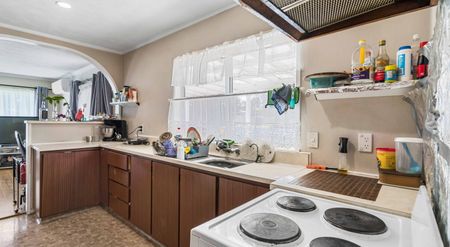 Spacious Family Home with Garage - Unbeatable Location - Photo 4