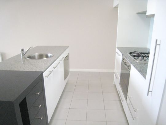 Stylish Living in One of Melbourne’s Trendiest Locations - Photo 1