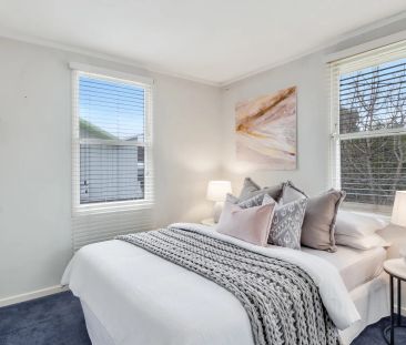 Charming Three-Bedroom Cottage in Quiet Narrabundah Street - Photo 4