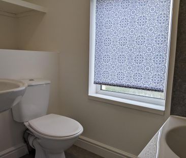 2 bedroom semi-detached house to rent - Photo 3