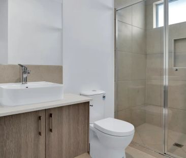 Gorgeous 4 bedroom Family Home - Jubilee - Photo 3