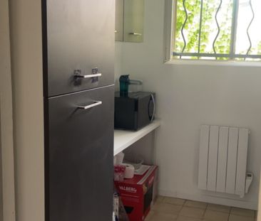 A LOUER // AVIGNON T1 meublé situé en rez-de-chaussée - Photo 5