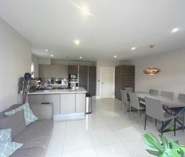 4 bedroom end of terrace house to rent - Photo 1