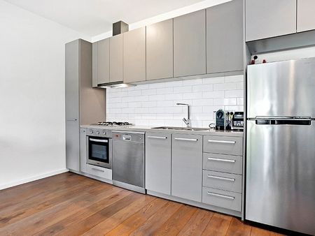 Spacious Townhouse with Designer Kitchen, Study Nook & Secure Parking - Photo 3