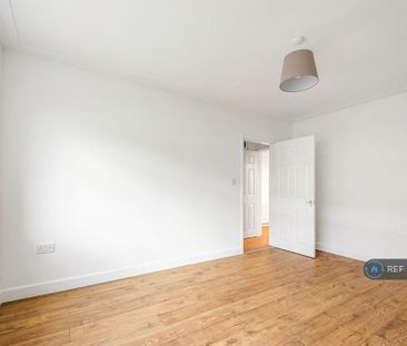 3 bedroom end of terrace house to rent - Photo 3