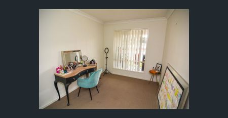 Modern Family Home - Photo 3