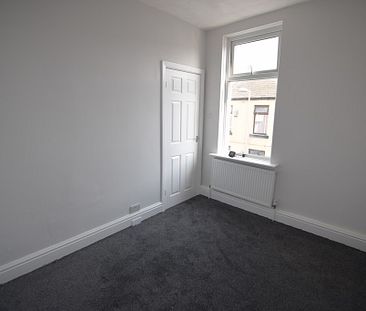 To Let 3 Bed End Terraced House - Photo 4