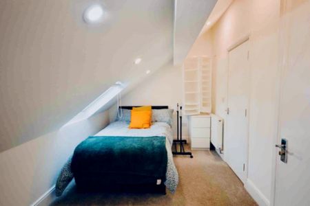 6 Beds 2 Baths - Photo 4