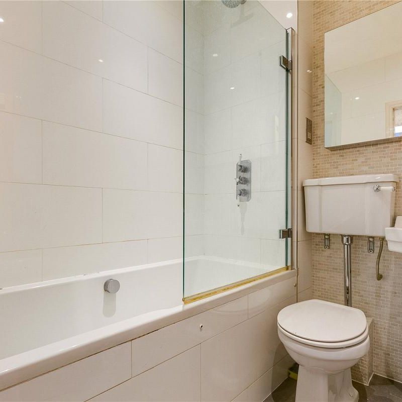 2 bedroom flat in London - Photo 2