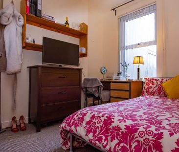 Featuring two stunning designer shower rooms - Photo 4