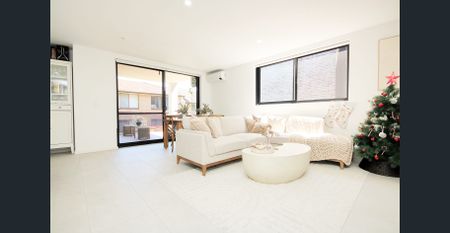 As-new 2 bedroom unit in secure building - Photo 4