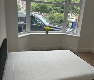 4 Bed Semi-Detached House, Watford Way, NW4 - Photo 1