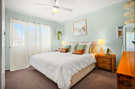 Beautiful 3 Bedroom Cottage Style Home with Swimming Pool - Available Now! - Photo 5