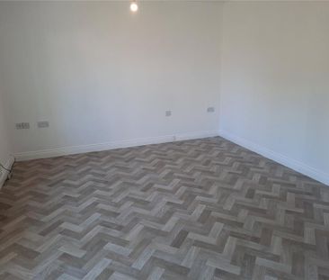 4 bedroom semi-detached house to rent - Photo 6