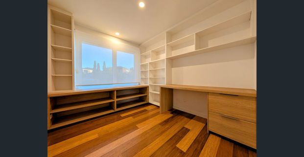 Premium Four-Bedroom Rental with Bay Glimpses! - Photo 1