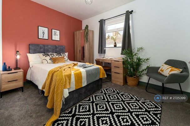 1 bedroom in a flat share to rent - Photo 1