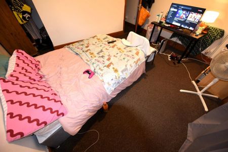 6 bedroom House in Manor Drive, Leeds - Photo 3