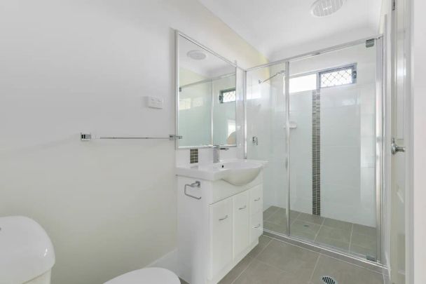 “Modern Duplex in Collingwood Park!” - Photo 1