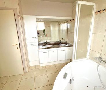 Lichtrijk duplex appartement met 3 slaapkamers en 2 badkamers in he... - Photo 6