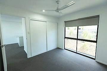 MODERN THREE BEDROOM FULLY AIR CONDITIONED TOWNHOUSE - Photo 4