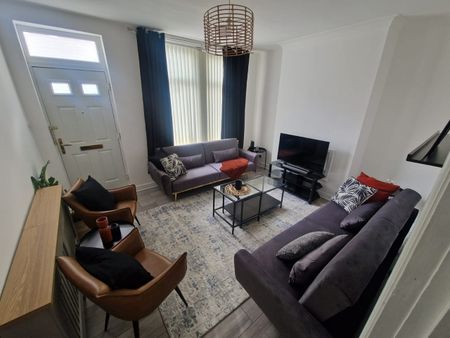 4 Bed Detached House, Cross Green, LS9 - Photo 2