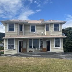 Large 1930's family home with stunning views - Photo 1