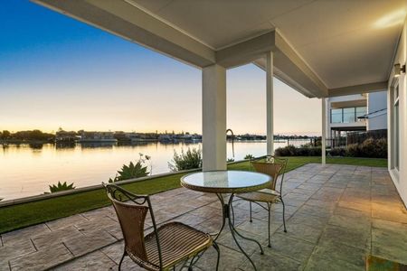 Prime lakefront location - Photo 2