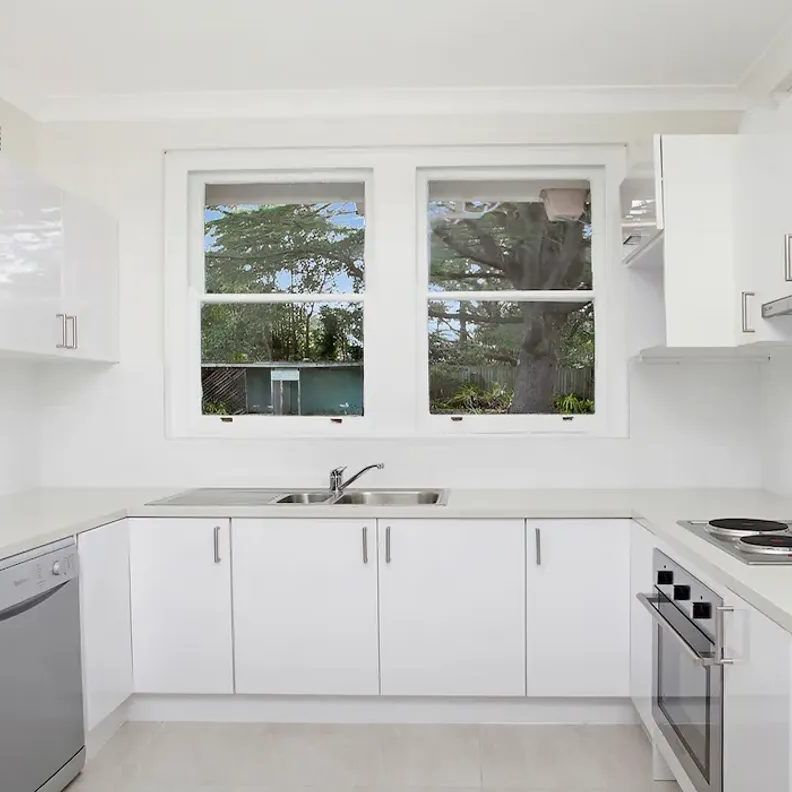 Family home with large open garden - Photo 1