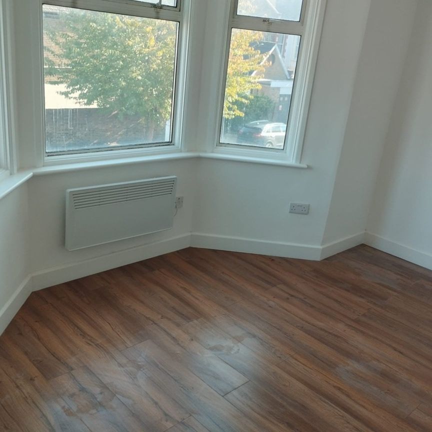 Studio Flat, Leghorn Road, NW10 - Photo 1