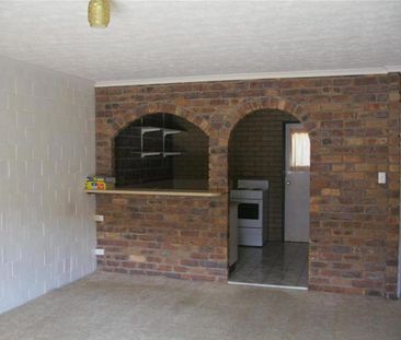 Neat & Low-Maintenance 2 Bedroom Unit - Mt Warren Park - Photo 1