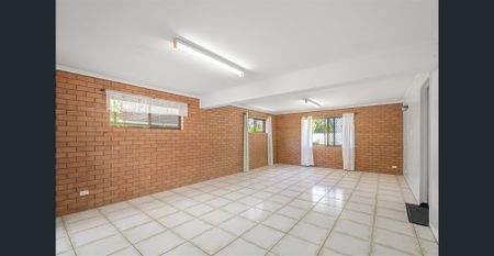 Spacious Family Living in the Heart of Carindale - Photo 2
