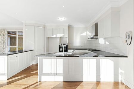 Elegant 4-Bedroom Family Home in Balwyn High Zone - Photo 2