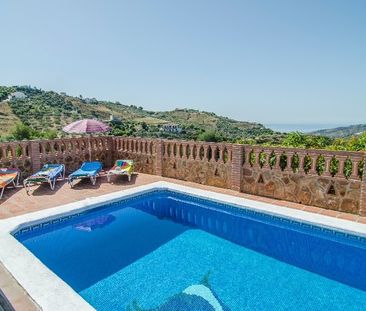 Delightful detached villa with pool and covered exterior kitchen in... - Photo 5