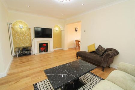 3 bed Semi-detached bungalow in Benfleet Close , Sutton, SM1 3SD - Photo 3