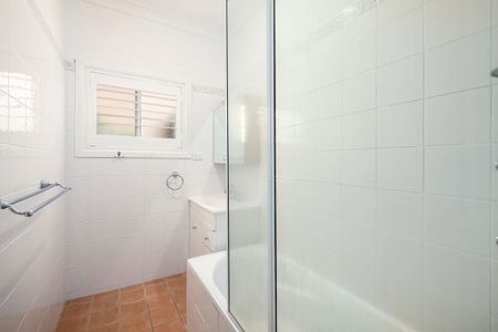 Welcoming Family Home with an Outdoor Studio - Photo 4